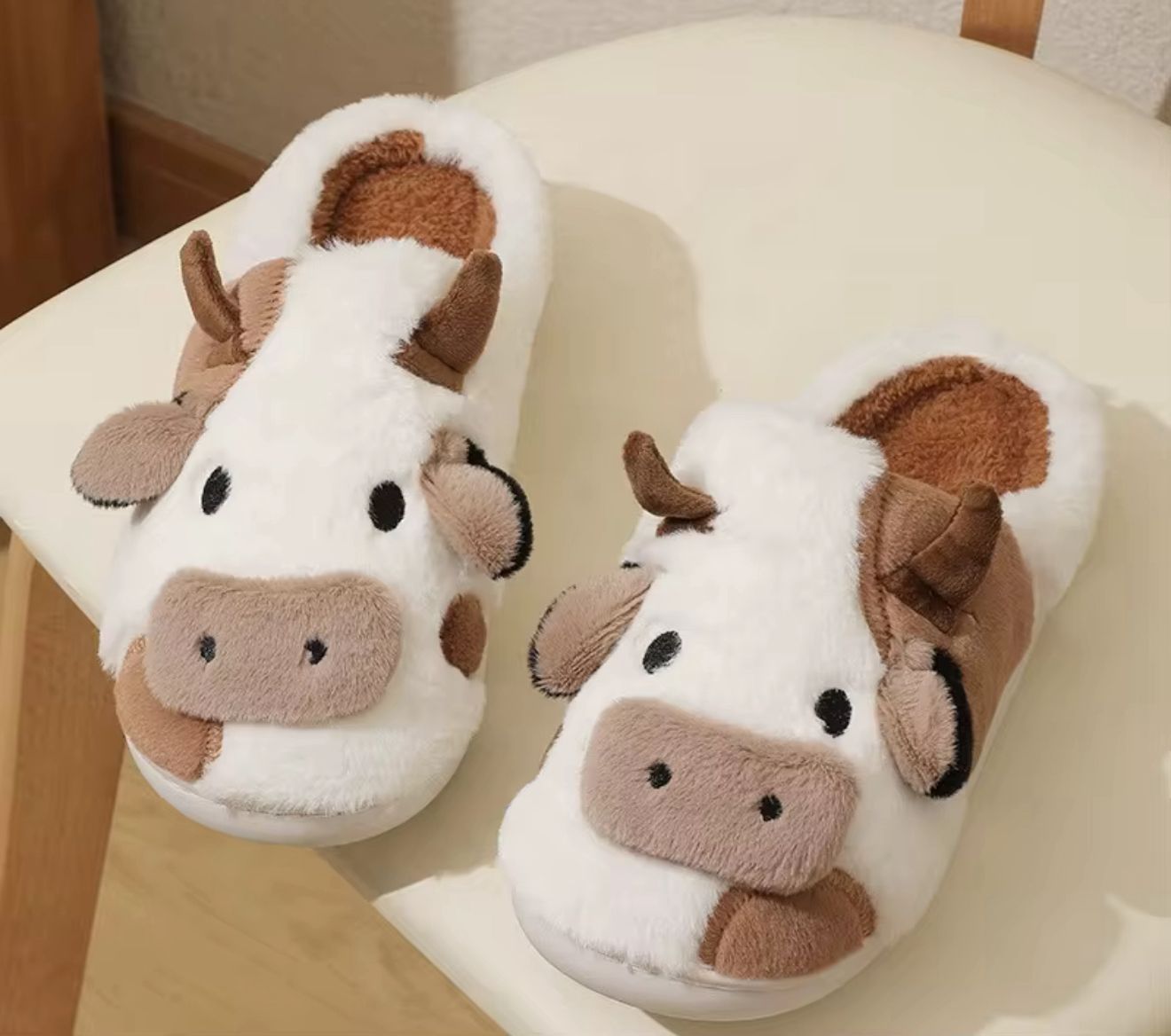 SON MÁS QUE PANTUFLAS. Son alegría de peluche para tus pies.